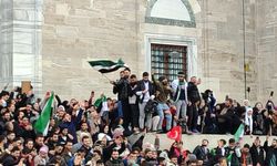 Fatih Camii'nde toplanan Suriyeliler, Esad rejiminin devrilmesini kutluyor