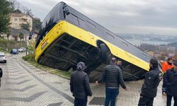 Beykoz'da yokuş aşağı kayan İETT otobüsü evin bahçesine düştü