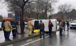 Beyoğlu'nda ticari araçla polis otosu çarpıştı: 1 yaralı