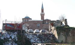 Fatih'teki 900 yıllık tarihi caminin önü çöplük arkası otopark