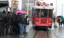 Taksim'de sağanak ve rüzgar etkili oluyor