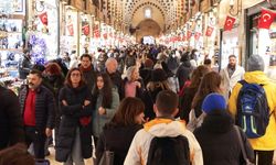 Yeni yıla saatler kala Eminönü'nde alışveriş yoğunluğu