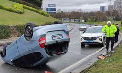 Başakşehir’de ters dönen otomobildeki 3 kişi burnu bile kanamadan kurtuldu