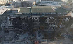 Beylikdüzü'nde günlerce yanan fabrikada yıkım çalışması başladı