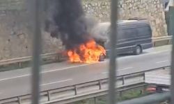 Pendik’te seyir halindeki tur minibüsü yandı