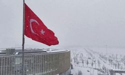 Karlar arasında dalgalanan Türk bayrağının görüntüsü hayran bıraktı