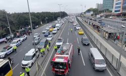 Bakırköy'de motosiklet tankere çarptı