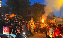 Galatasaray taraftarları Florya’da şampiyonluğu kutluyor