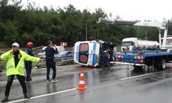 Tuzla’da hasta nakil ambulansı yan yattı: 3 yaralı