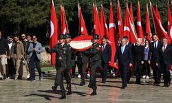 Bakan Bak'tan gençler ve sporcularla Anıtkabir'e ziyaret