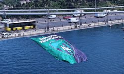 Kocaelispor bayrağı, İstanbul Boğazı’nda dalgalandı