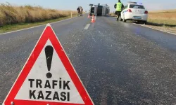 Hafriyat kamyonu VIP servis minibüsüne çarpıp devrildi