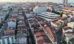 Sultangazi’de çatı yangını yan binalara sıçradı: Yanan çatılar dronla görüntülendi