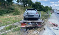 Sancaktepe'de kamyon ve çekici yol kenarına uçtu: 3 yaralı