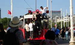 Taksim'de nostaljik tramvayın üzerinde tehlikeli yolculuk