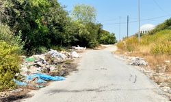 Arnavutköy'de hafriyat ve moloz dökülen sokak, çöplüğe döndü