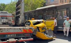 Beyoğlu'nda freni patlayan İETT otobüsü zincirleme kazaya neden oldu