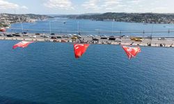 15 Temmuz Şehitler Köprüsü’ne dev Türk bayrağı asıldı