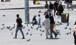 Taksim'de sıcak hava bunalttı