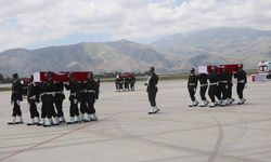 Şehit 6 asker için Hakkari'de tören