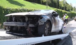 Ataşehir'de otomobil alev alev yandı