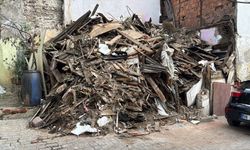 Beyoğlu'nda kısmi çökme yaşanan ahşap bina tamamen yıkıldı