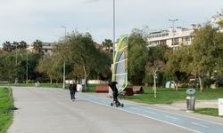 Deniz rüzgarıyla karada sörf yaptı