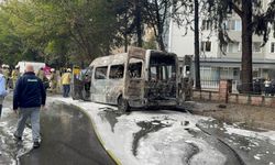 Park halindeki minibüs küle döndü; o anlar kamerada