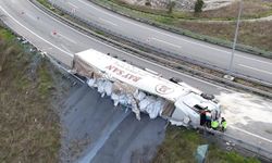 Arnavutköy’de virajı alamayan TIR devrildi