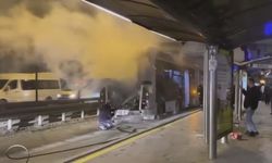 Edirnekapı'da metrobüsün motor kısmında çıkan yangın söndürüldü