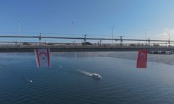 Şehitler Köprüsü'ne, kuruluşunun 42'nci yılını kutlayan KKTC bayrağı asıldı