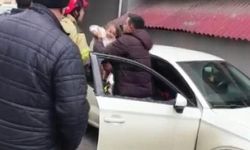 Otomobil içinde mahsur kalan çocuk itfaiyeyi alarma geçirdi