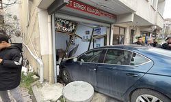 İstanbul'da tuhaf kaza! Berberde tıraş olan müşteriye otomobil çarptı