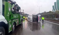 Maltepe'de servis minibüsü devrildi: 5 yaralı