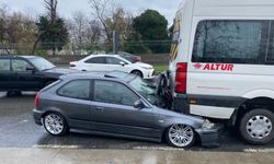 Sarıyer'de kontrolden çıkan otomobil servis aracının altına girdi