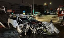 Avcılar'da hatalı dönüş yapan kamyona çarpan otomobil hurdaya döndü