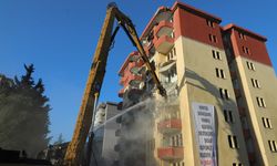 Deprem hazırlıklarının sürdüğü Büyükçekmece’de riskli bir site daha yıkıldı