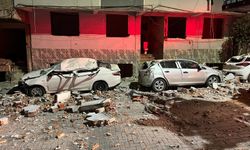 Zeytinburnu’nda binanın çatısından kopan parçalar araçları hurdaya çevirdi