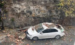 İnşaattaki çalışma park halindeki araca zarar verdi