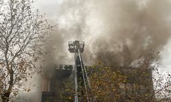 Bağdat Caddesi'nde çatı katında çıkan yangın büyüdü, 2 bloklu bina küle döndü