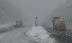 Bolu Dağı'nda hafif kar yağışı ve sis