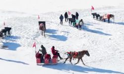 Çıldır Gölü'nde atlı kızakla snowboard
