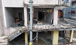 Avcılar'da tahliye edilen binanın balkonu çöktü