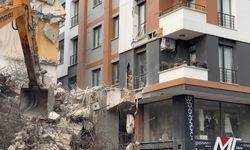 Avcılar’da yıkım sırasında dökülen beton parçaları yanındaki binaya zarar verdi