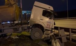 Başakşehir'de dorsesi açık kalan kamyon bariyerlere çarptı