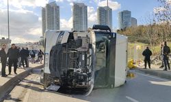 Başakşehir'de refüje çarpan hafriyat kamyonu karşı şeride devrildi