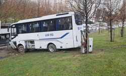 Bariyerlere çarpan servis midibüsü yoldan çıktı