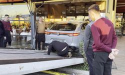 Müzisyen Cahit Berkay'ın aracı restorana daldı