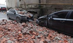 Yıkım aşamasındaki binaya ait duvar fırtınanın etkisiyle çöktü