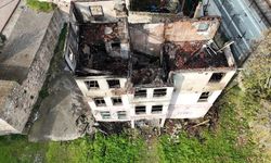 Fatih'te 2 katlı tarihi bina alev alev yandı